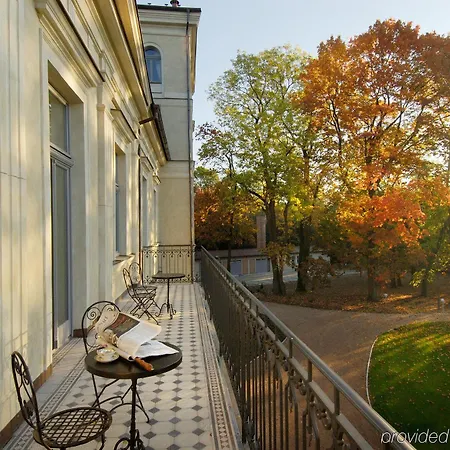 麦西利城堡酒店 5* Mcely